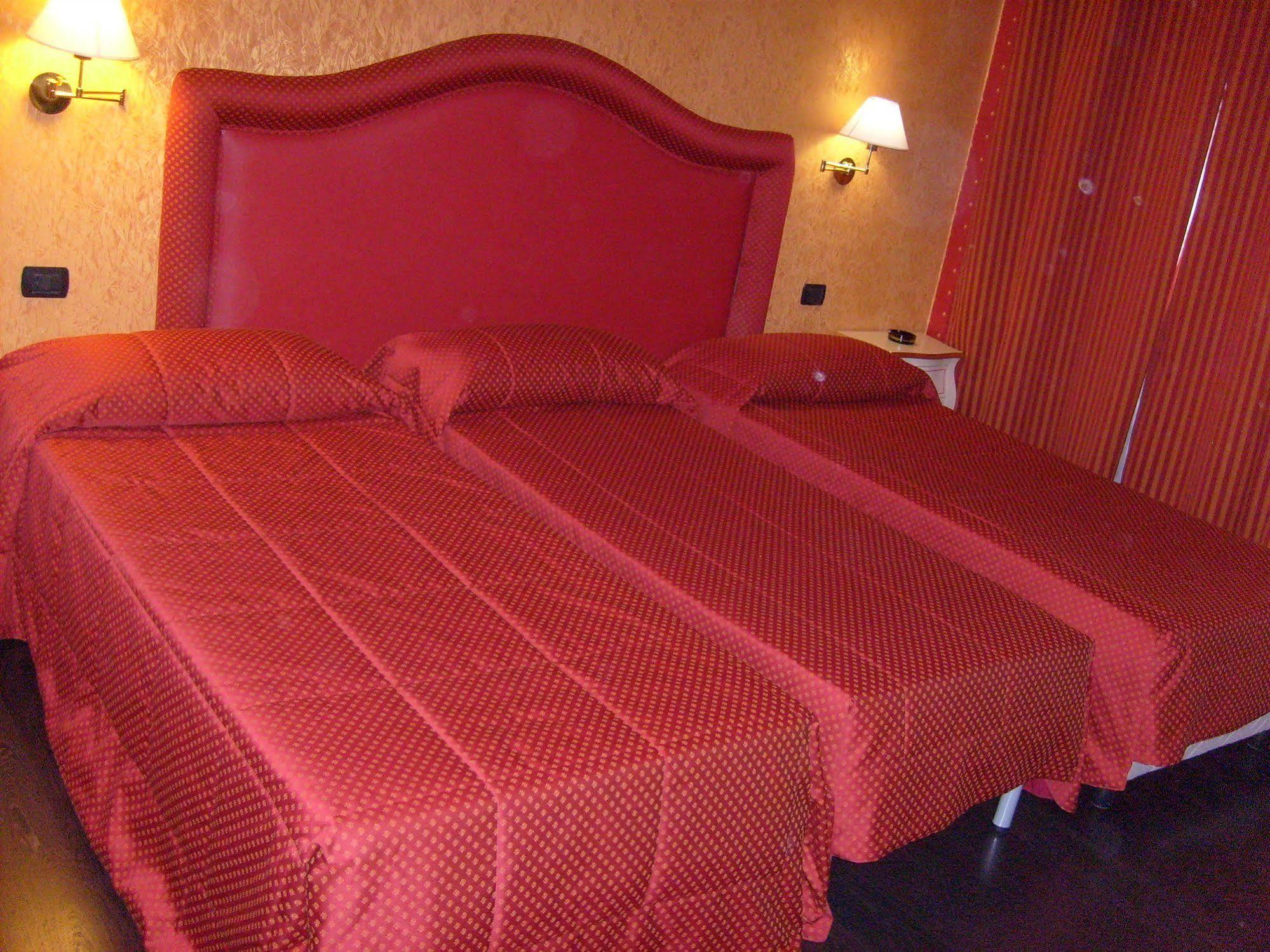 Hotel - Motel Flower Гропелло-Кайроли Экстерьер фото